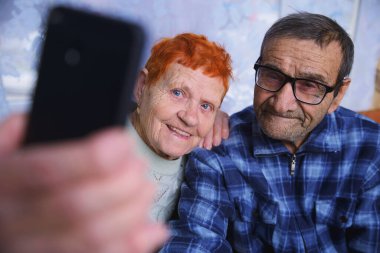 Yaşlılar dizüstü bilgisayarla çalışıyor, büyük ebeveynler mobil iletişimde ve internet teknolojilerinde ustalaşıyorlar ve yaşlılar da sevdikleriyle kendilerini izole etme koşullarında iletişim kurmak için aletler kullanıyorlar.