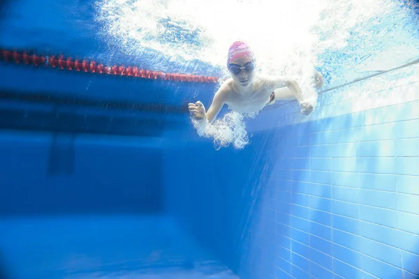 Ein Junge Schwimmt Pool Unter Wasser Ein Fröhliches Und Emotionales — Stockfoto