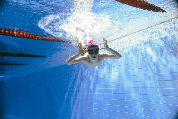Ένα Αγόρι Κολυμπάει Κάτω Από Νερό Στην Πισίνα Ένα Χαρούμενο — Φωτογραφία Αρχείου