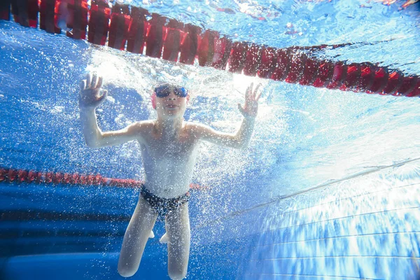 Ein Junge Schwimmt Pool Unter Wasser Ein Fröhliches Und Emotionales — Stockfoto