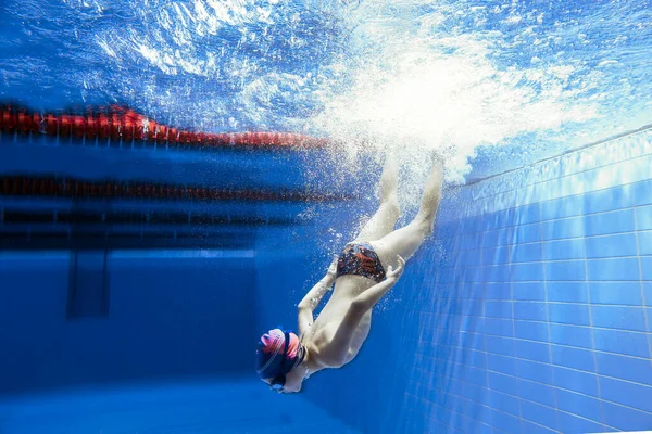 Ein Junge Schwimmt Pool Unter Wasser Ein Fröhliches Und Emotionales — Stockfoto