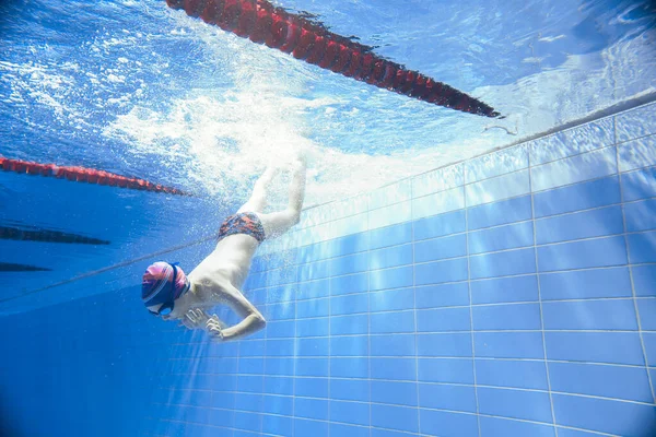 Хлопчик Плаває Під Водою Басейні Весела Емоційна Дитина Шапці Окуляри — стокове фото
