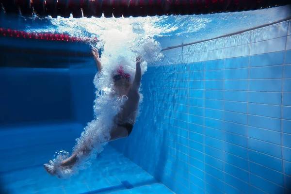 Ein Junge Schwimmt Pool Unter Wasser Ein Fröhliches Und Emotionales — Stockfoto