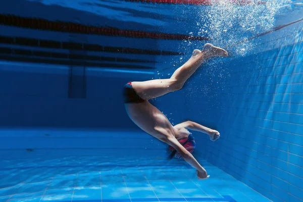 Ein Junge Schwimmt Pool Unter Wasser Ein Fröhliches Und Emotionales — Stockfoto