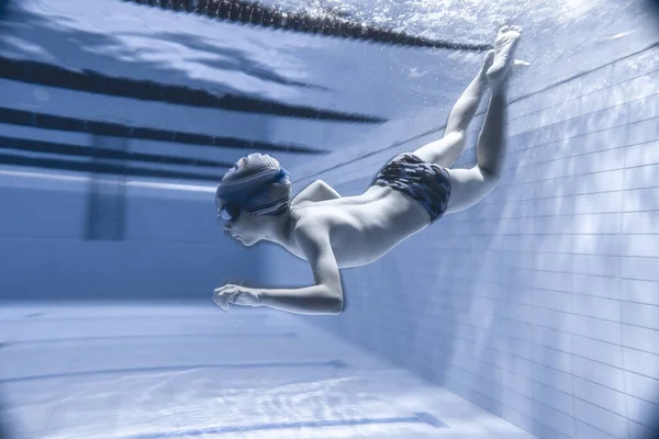 Хлопчик Плаває Під Водою Басейні Весела Емоційна Дитина Шапці Окуляри — стокове фото
