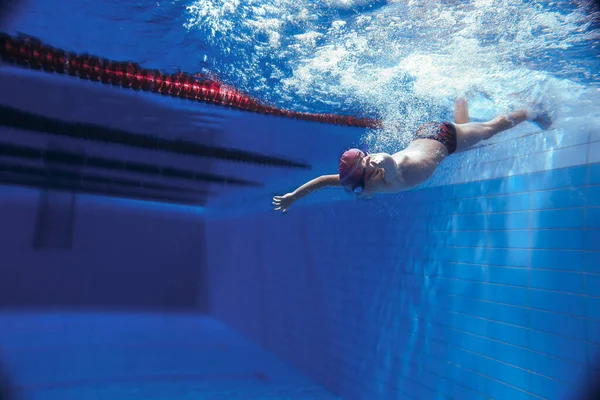 Ein Mädchen Schwimmt Einem Pool Unter Wasser Eine Fröhliche Und — Stockfoto