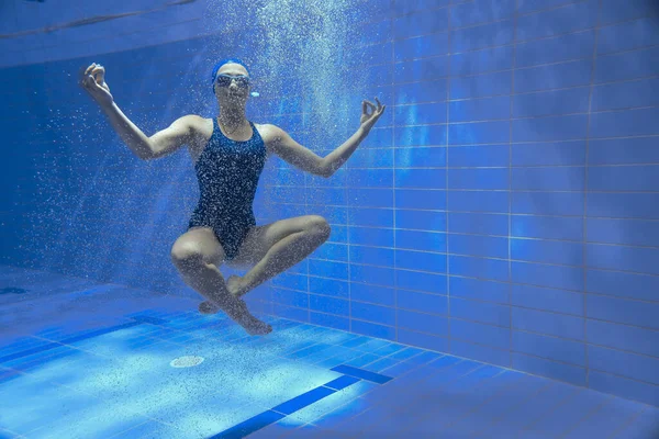 Ein Mädchen Schwimmt Einem Pool Unter Wasser Eine Fröhliche Und — Stockfoto