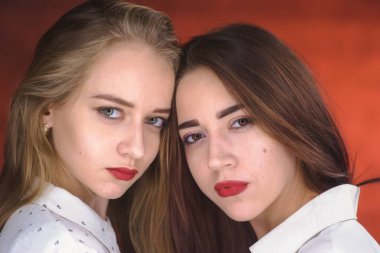 Beyaz gömlekli güzel bir kız su damlalarıyla dolu bir bardağın arkasında üzgün. Kör bir bardağın arkasında genç ve narin bir kadının fotoğrafı.