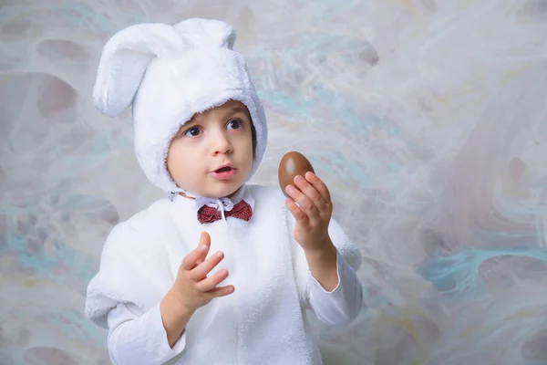 Мальчик Костюме Пасхального Кролика — стоковое фото