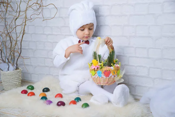 Мальчик Костюме Пасхального Кролика — стоковое фото