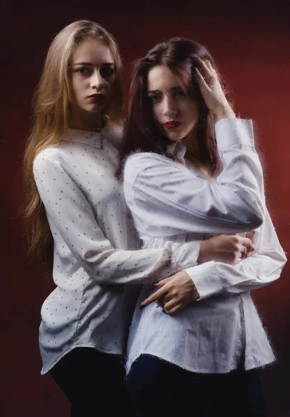 Dwie Dziewczyny Białych Koszulach Przytulają Się Piękne Kobiety Białych Koszulach — Zdjęcie stockowe