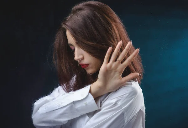 Een Mooi Meisje Een Wit Shirt Verdrietig Achter Een Glas — Stockfoto