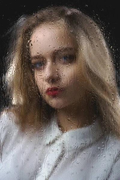 Een Mooi Meisje Een Wit Shirt Verdrietig Achter Een Glas — Stockfoto