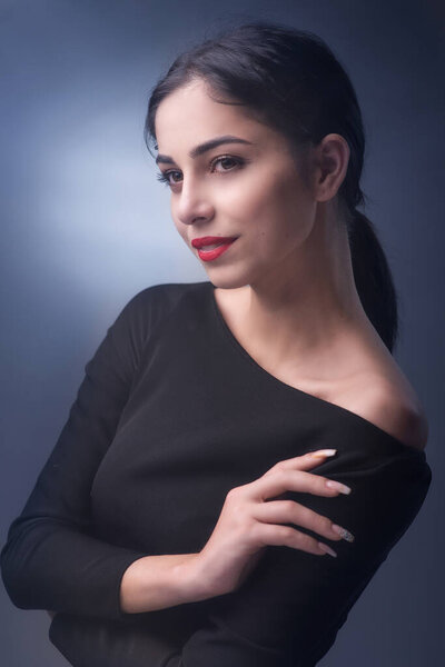 Красивая молодая армянка, портрет молодой кавказской девушки с драматическим, голливудским светом
