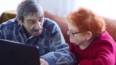 Yaşlı bir çift sosyal ağlarda uzmanlaşıyor. Emekliler, akrabaları ve arkadaşlarıyla kendi kendilerini izole etme koşullarında dizüstü bilgisayarla iletişim kurarlar. Mutlu yaşlı insanlar selfie çeker. 