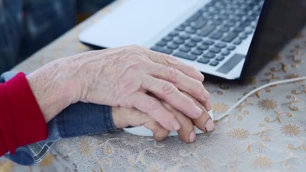 Yaşlı Bir Çift Sosyal Ağlarda Uzmanlaşıyor Emekliler Akrabaları Arkadaşlarıyla Kendi — Stok video