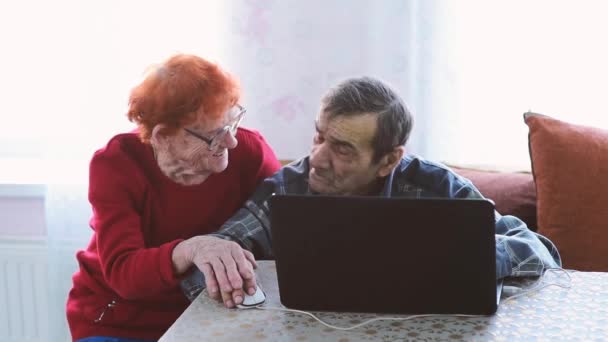 Una Anciana Habla Por Teléfono Trabaja Ordenador Portátil Una Abuela — Vídeos de Stock