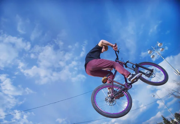 Kerl Auf Einem Fahrrad Bei Einem Sprung Gegen Den Himmel — Stockfoto