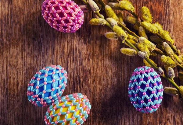 Pisanki Koralikach Zielonym Drewnianym Tle Symbol Świąt Wielkanocnych Pokryty Jest — Zdjęcie stockowe