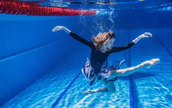 Ballerina Springt Ins Becken Schlanke Profitänzerin Unter Wasser Und Über — Stockfoto