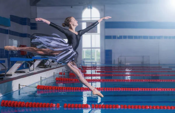 Balerina Ugrik Medencébe Karcsú Profi Táncos Víz Alatt Felszín Felett — Stock Fotó