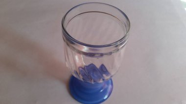 Cam kadeh ve gölgesinin en üst görüntüsü.