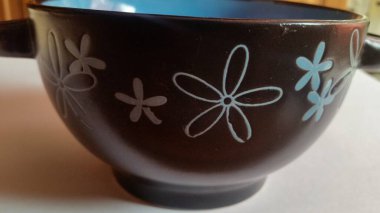 Bir fincan çorba. Çiçekli detaylar