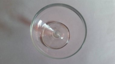 Cam bardağın üst görüntüsü. Bu boş.