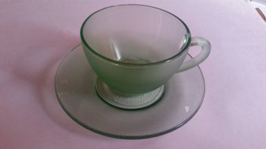 Bir bardak ve bir tabak camın havadan görünüşü.