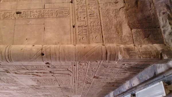 Columna Adosada Vértice Edificio Egipcio Pueden Observar Jeroglíficos — Foto de Stock