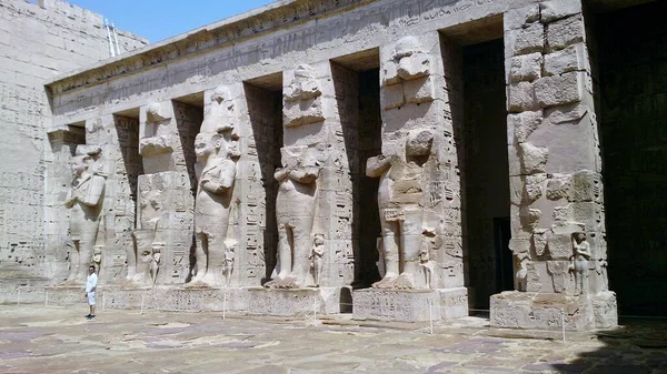 Columnas Grandes Con Jeroglíficos Eegyptian Esculturas Lado Ellos Egipcio — Foto de Stock