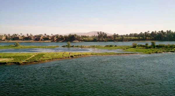 Aswan Yakınlarındaki Nil Nehri Ndeki Küçük Adalar Uzakta Kuşları Binaları — Stok fotoğraf