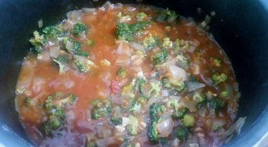 Domates, brokoli, soğan ve sarımsağa dayalı sağlıklı sos (Uruguay gibi bazı ülkelerde 