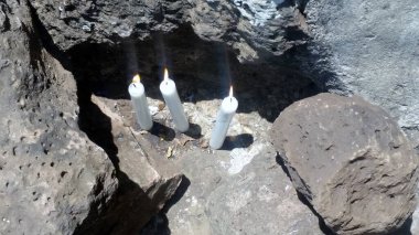 Beyaz mumlar yakmak, birden fazla dinin, ruhani akıntının ve genel olarak dünya görüşünün bir parçasıdır. Genellikle pozitif elementlerle bağlantılıdırlar.
