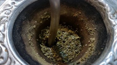 Metal kenarlı eş denen içeceğin yapıldığı balkabağının üst görüntüsü. Bu karışımda kabak (kabak), yerba mat, 