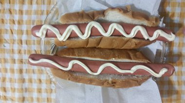 Mayonezli sosisli. Bu durumda Uruguay 'da genellikle 