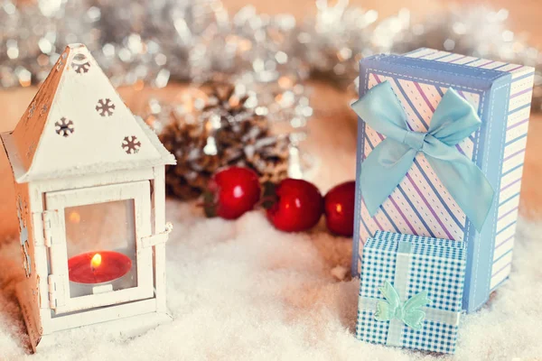 Coffrets cadeaux entourés de décorations de Noël — Photo