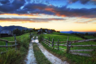 Vadi boyunca güzel bir gün batımı üzerinde çalışan yol