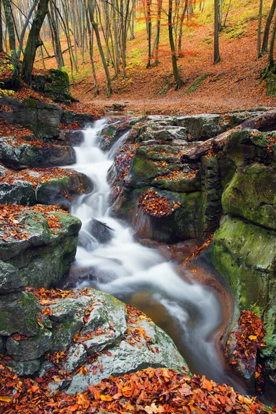 Beautiful waterfall rolling down through rocky mountain side — Stock Photo, Image