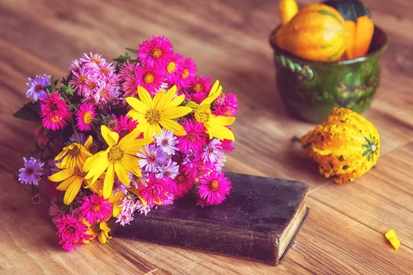 束美丽的鲜花与装饰南瓜 免版税图库照片