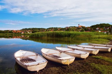 Tekneler ve iskelesi ile güzel göl kenarında Tihany