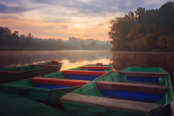 Fischerboote an einem See, während die Sonne aufgeht — Stockfoto