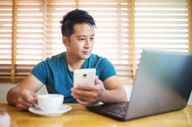 Genç adam evde çalışıyor..