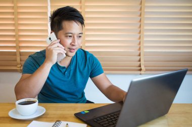 Genç adam telefonda konuşuyor..