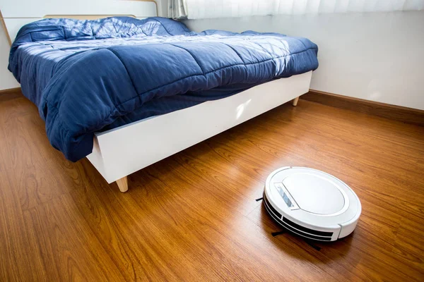 Aspirapolvere robotico in camera da letto . — Foto Stock