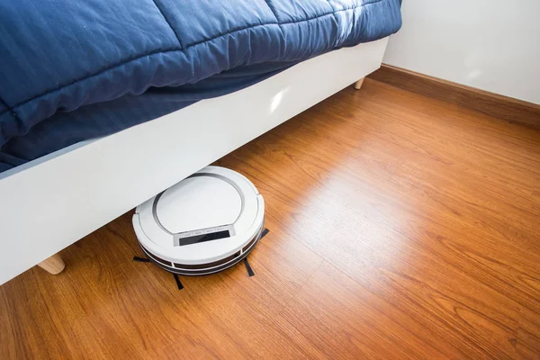 Aspirapolvere robotico in camera da letto . — Foto Stock