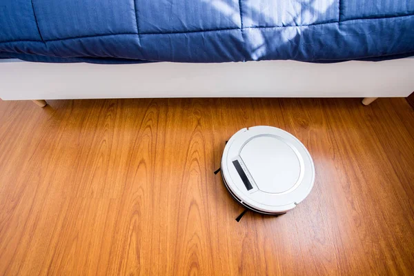 Aspiradora robótica en el dormitorio . —  Fotos de Stock