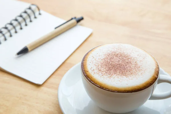 Caderno aberto com xícara de café . — Fotografia de Stock