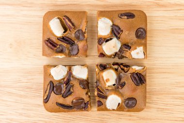 Sarışın kek hatmi ve ahşap plaka üzerinde koyu çikolata.