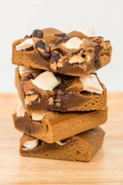 Sarışın kek hatmi ve ahşap plaka üzerinde koyu çikolata.